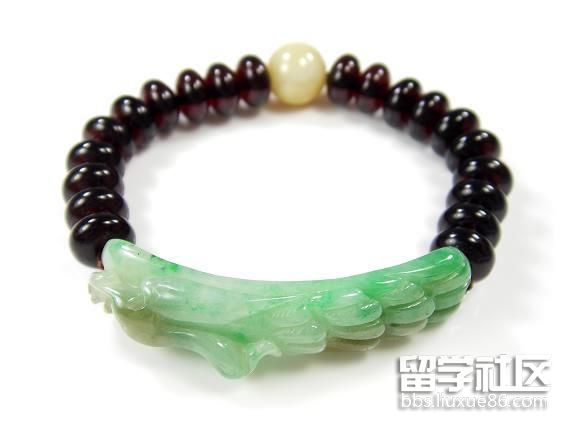 三彩翡翠手链的寓意 佩戴三彩翡翠手链代表的