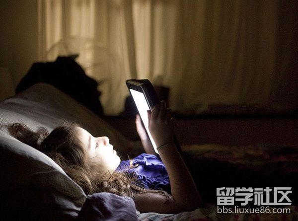 睡前躺着玩手机有哪些危害?