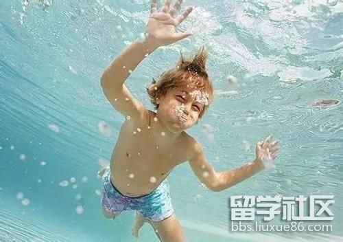 游泳时耳朵进水出不来怎么办