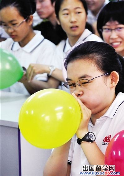 吹气球是一种有效的心理解压手段。图/CFP