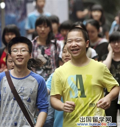 6月12日，重庆市第二十九中考点，考试结束后考生面带笑容走出考场。 记者 熊明 实习生 胥国庆 摄
