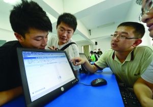 昨天下午，南京一中学生到校网上模拟填报志愿 　　现代快报记者 赵杰 摄