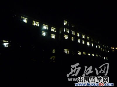 虽是假期，肇庆学院8栋教学楼晚上依然灯火通明，几乎每间教室都有学生自习。 黄超 摄