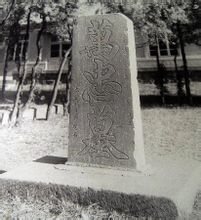 1896年清朝官员顾元勋刊石立“万忠墓”碑