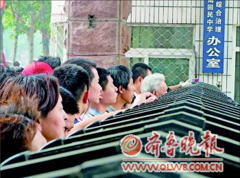 2012年6月12日,济南初三学考济南回民中学考点外,家长们在焦急地等待。(本报资料图)　　本报记者　杨凡　摄