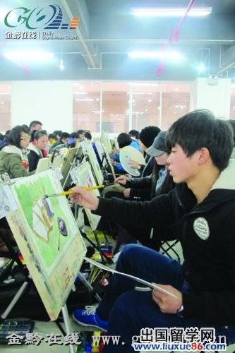 贵州10698考生进艺考考场 美术高考场边备电吹风