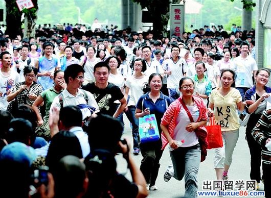 楚天都市报讯 图为：2012高考第二天中午，武汉市十五中考点学生开心地走出考场 资料图片
