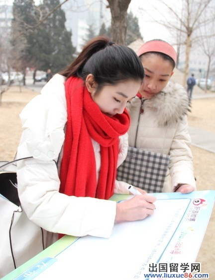 北京电影学院2013年艺考初试现场帅哥美女(图)