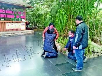 儿子给母亲下跪。 本报记者 赵磊 摄 读者报料