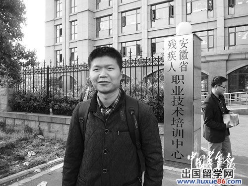 4月13日下午，宣海参加完安徽省公务员考试后，在考场门口等待前来接他的朋友，随后他将返回家乡舒城。本报记者 王磊摄