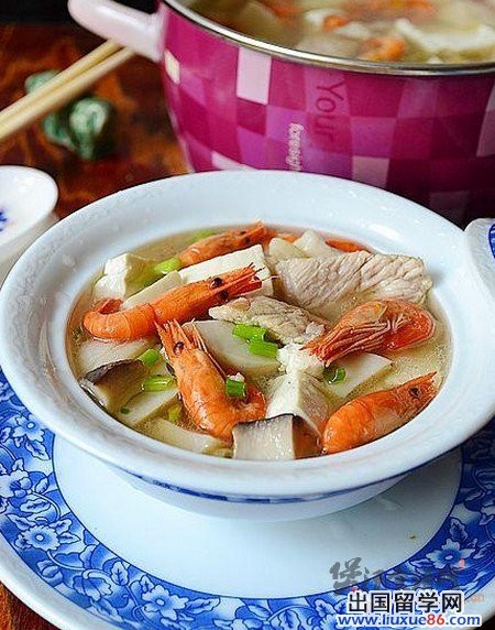 杏鲍菇鲥虾肉片豆腐汤