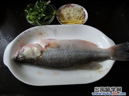 蒜蓉蒸鲈鱼