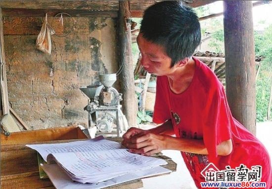 虽然身患病痛，但杨红斌仍在家坚持学习迎战高考。