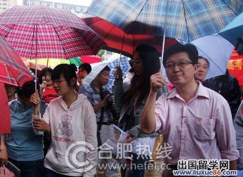 2013年高考今日拉开帷幕 合肥5.8万考生冒雨奔赴考场