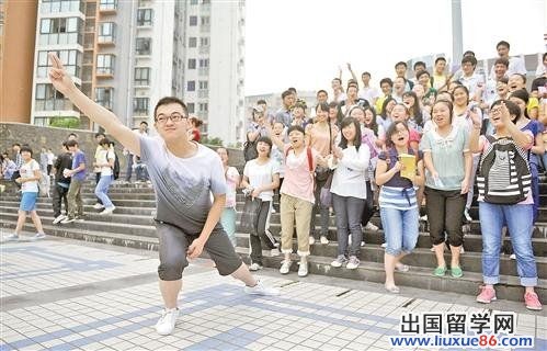 起飞 6月7日，綦江中学考点，一位考生做出“加油起飞”的姿势鼓励同学。 记者 梅垠 摄