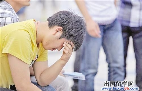 沉思 6月7日，綦江中学考点，一位考生等待进入考场。 记者 梅垠 摄