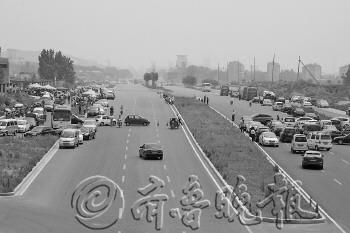 7日,泰安市长城中学考点外,陪考家长将车横向停在路上。本报记者　赵苏炜　摄