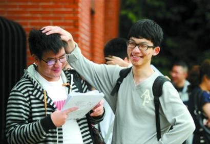 上海高考答卷连夜扫描 成绩26日公布