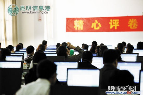 云南大学高考阅卷点，一位疲惫的老师抽空点了几滴眼药水 记者 张悦
