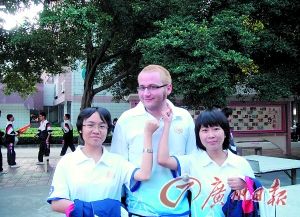 Neil和他的学生。（资料图片） 记者张宇杰摄