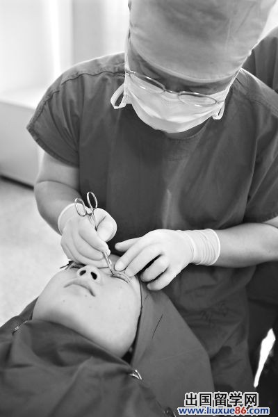 昨日，市中心医院医生为一名做双眼皮手术的学生进行术前准备。记者陈卓 实习生文进彬 牛悦摄