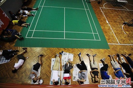 济南考研大军体育馆“上大课”累了就趴地睡