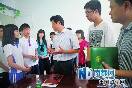 2012年，深圳中学学生曾写万言信表达对学校办学的不满，随后学校校长亲自与学生见面并交换意见。 南都资料图片