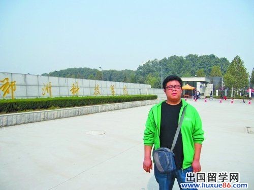 李帅说，因被冒名顶替，他和身后的郑州科技学院擦肩而过。