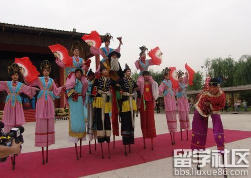 春节习俗:踩高跷