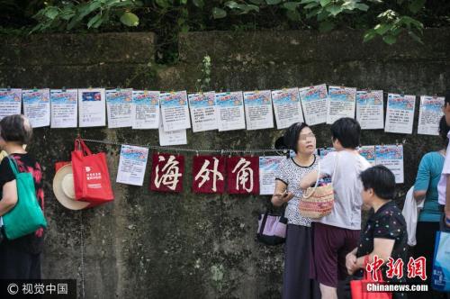 2017年7月15日，杭州一条马路两边，数百名大伯大妈前来“相亲”，现场人山人海，却难觅年轻人的身影。现场还特别设置了海外学子的专区。 图片来源：视觉中国