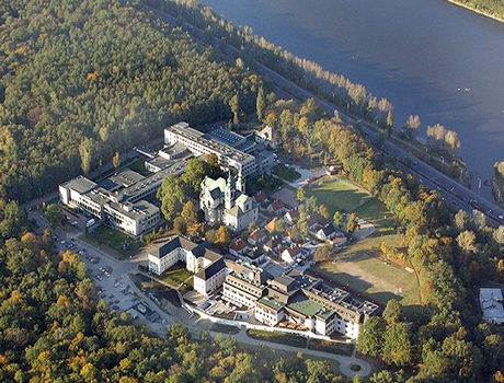 华沙维申斯基红衣主教大学
