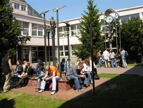 琴斯托霍瓦外语学院