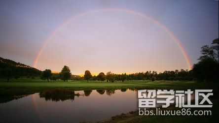 b] n.彩虹 彩虹色;七色彩虹 複數:rainbows